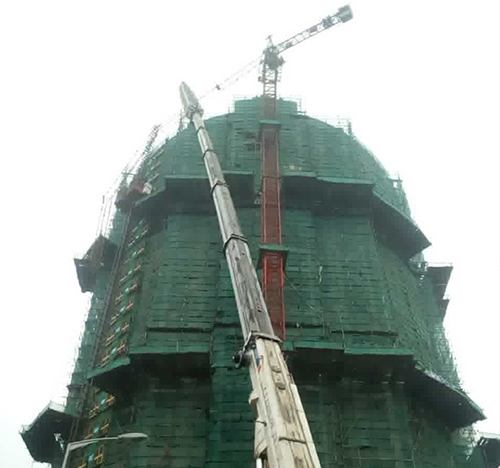 鹿邑吊车在工地上作业